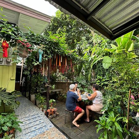 Retro At Phra Sing Guest House Chiang Mai Exterior photo