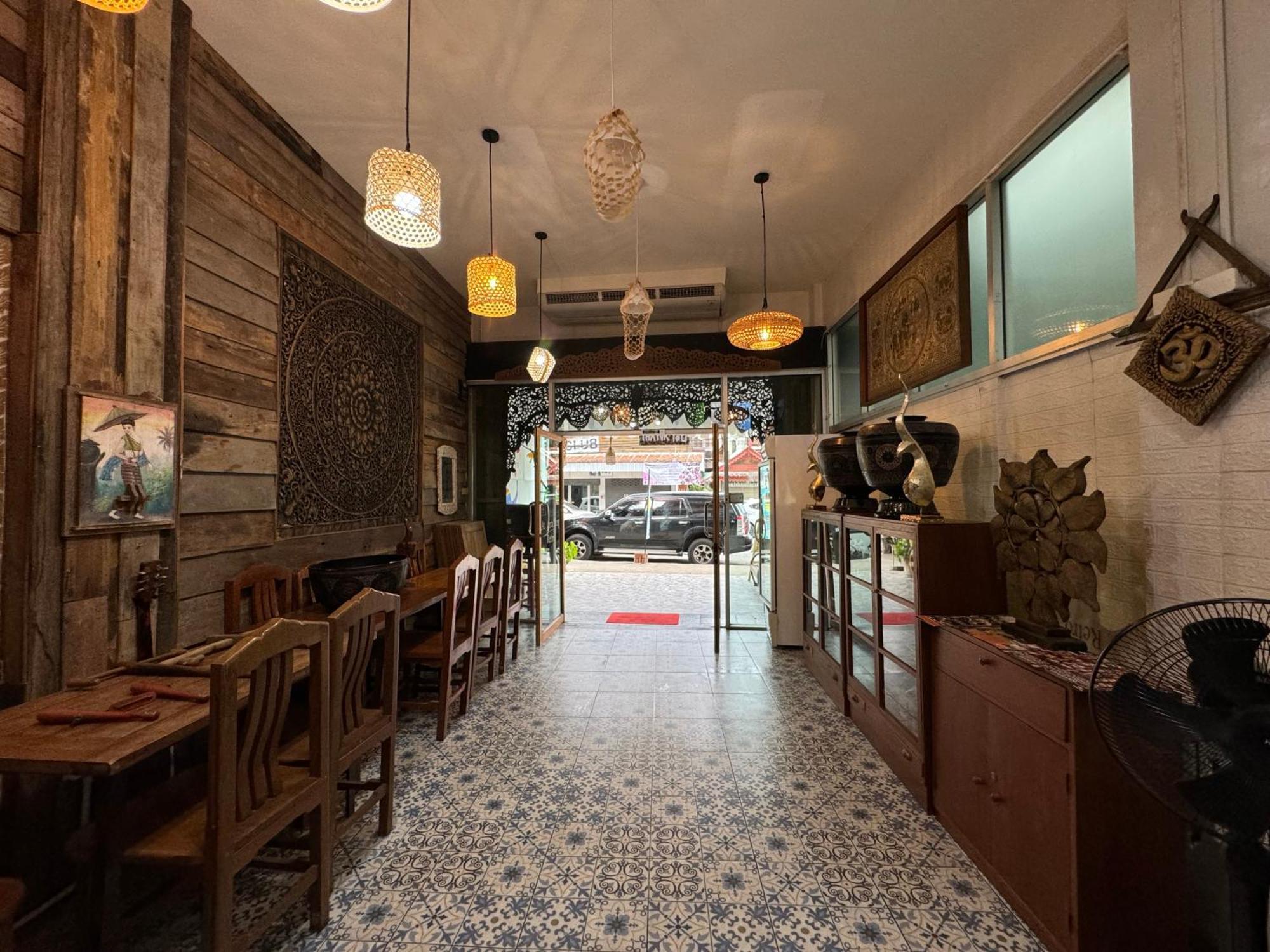 Retro At Phra Sing Guest House Chiang Mai Exterior photo