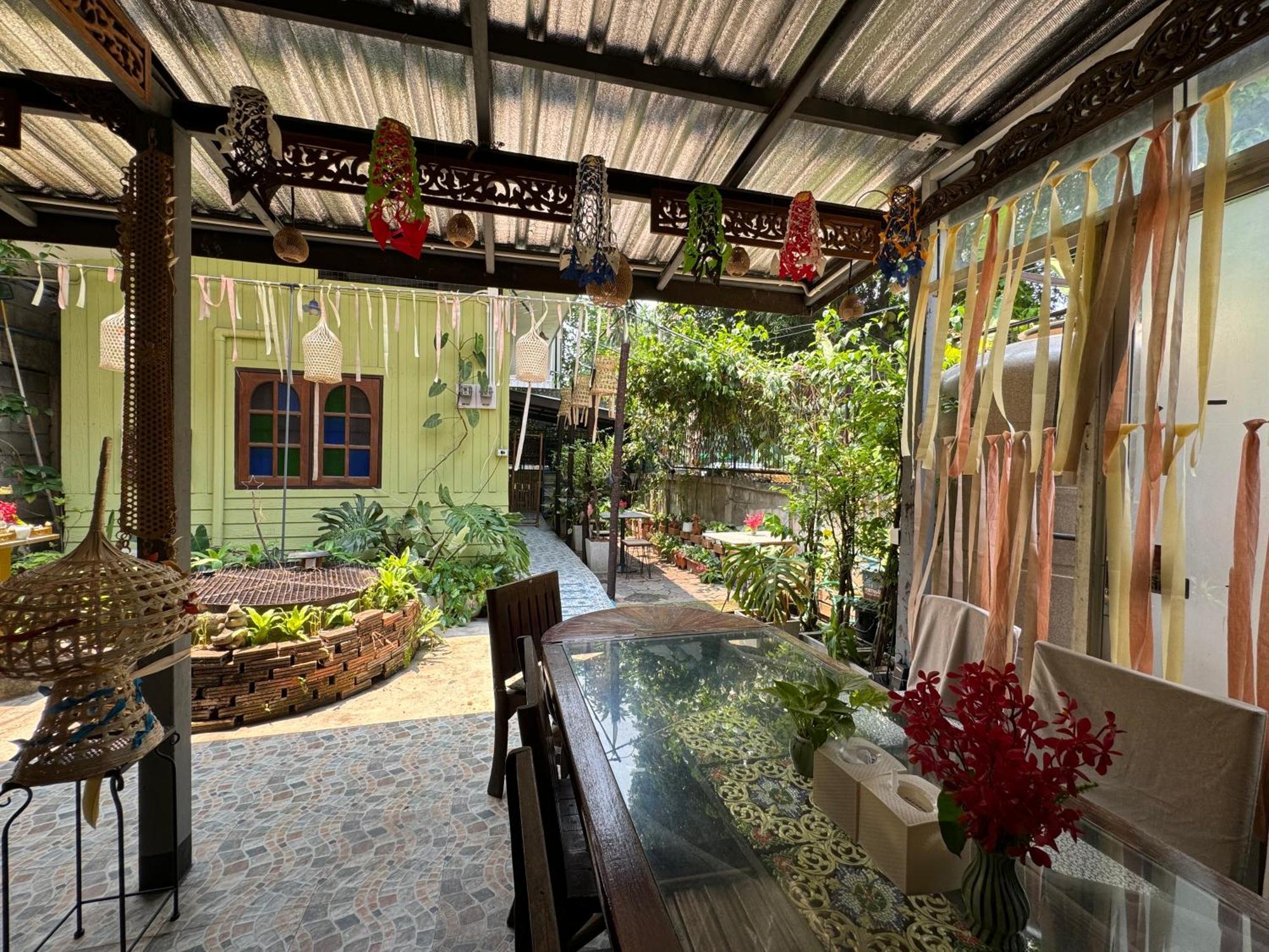 Retro At Phra Sing Guest House Chiang Mai Exterior photo