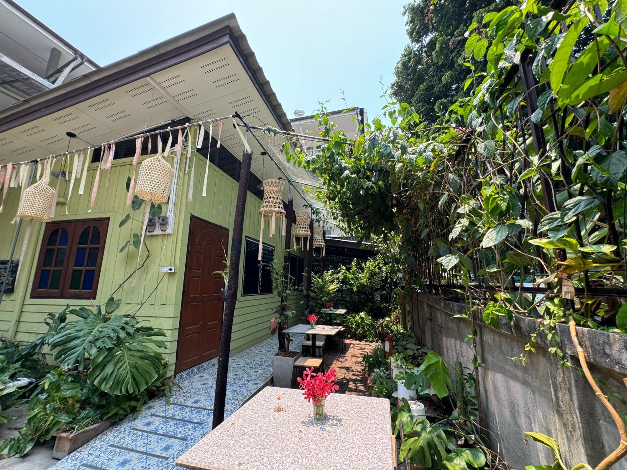 Retro At Phra Sing Guest House Chiang Mai Exterior photo