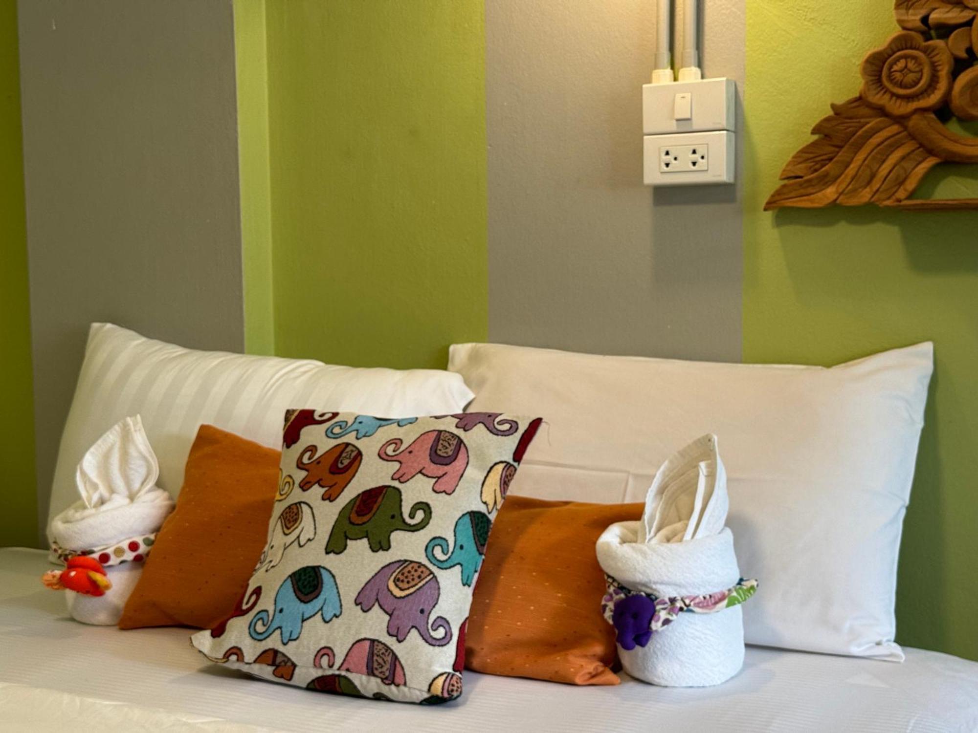 Retro At Phra Sing Guest House Chiang Mai Exterior photo