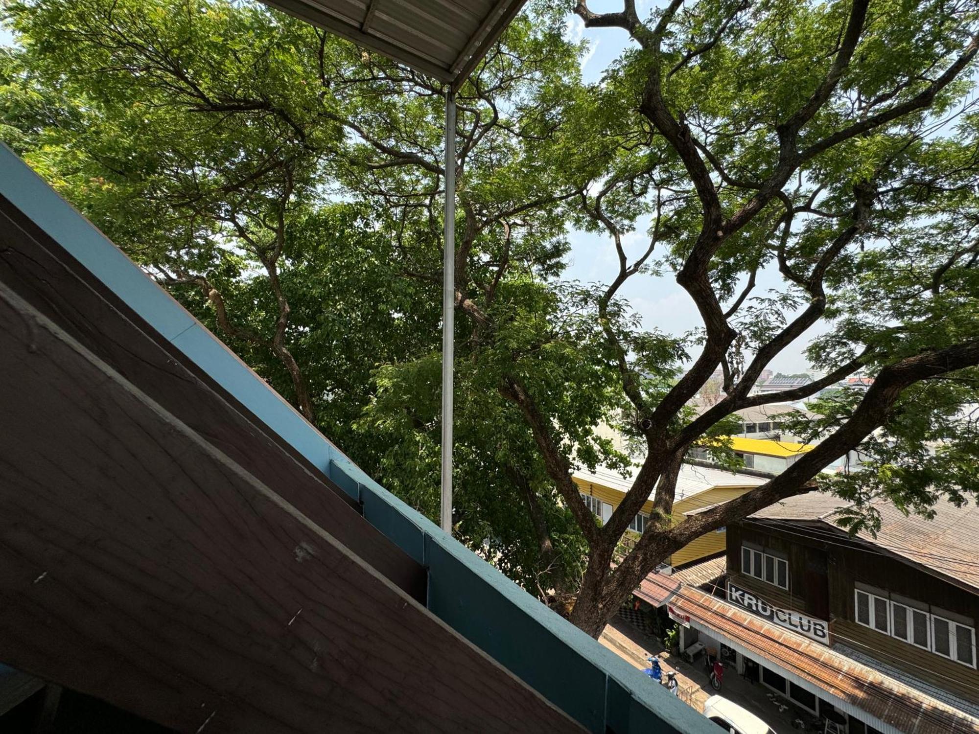 Retro At Phra Sing Guest House Chiang Mai Exterior photo
