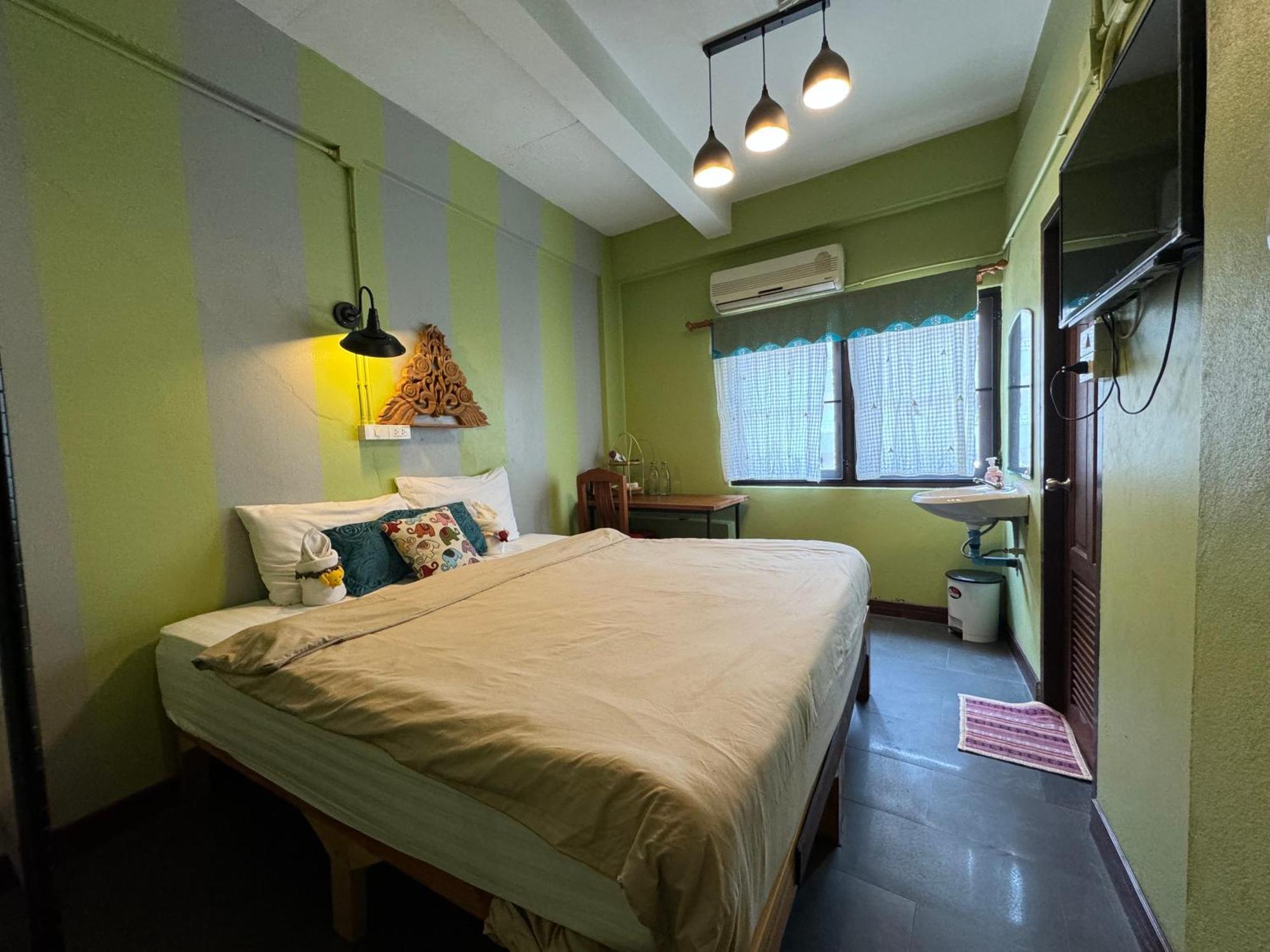 Retro At Phra Sing Guest House Chiang Mai Exterior photo