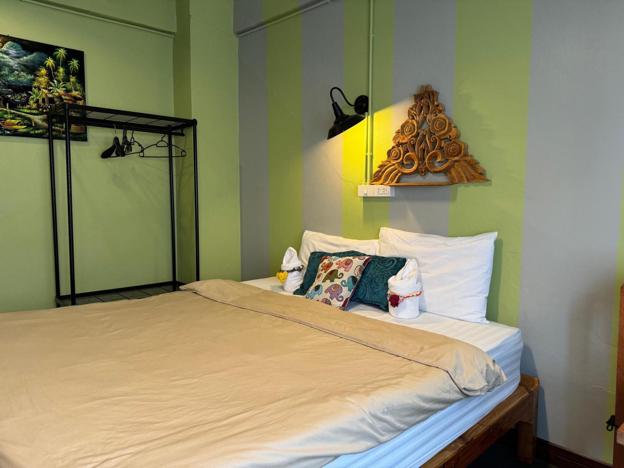 Retro At Phra Sing Guest House Chiang Mai Exterior photo