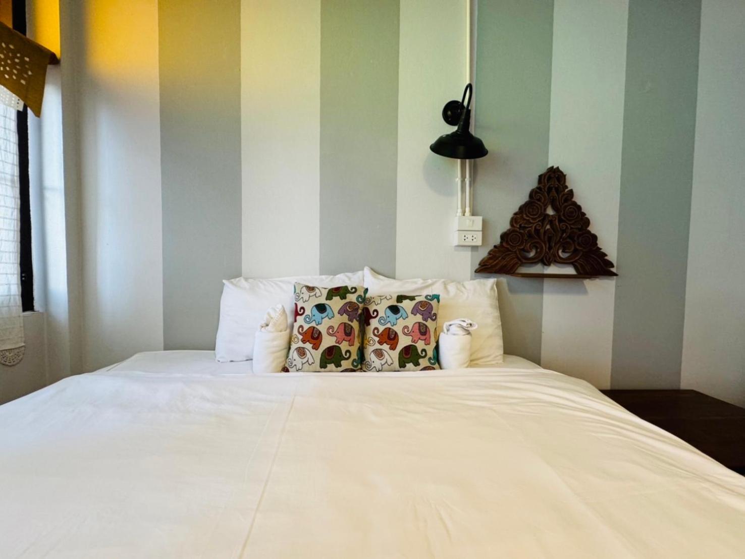 Retro At Phra Sing Guest House Chiang Mai Exterior photo